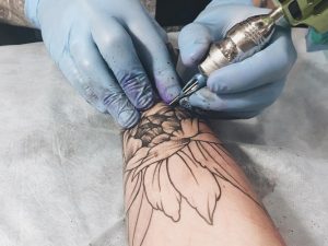 HZJZ objavio Preporuke za rad salona za tetoviranje i piercing (30. travnja)